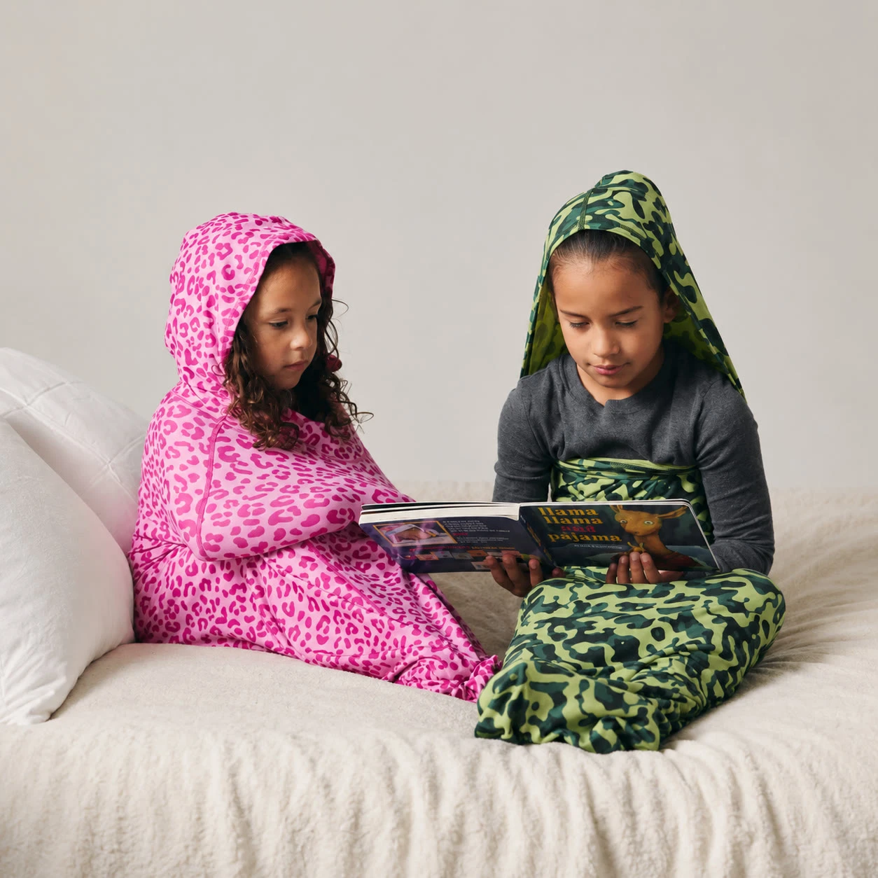 Twee kinderen slapen rustig in hun Coco Slaapcocon